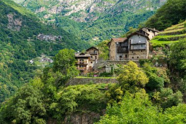 Lys Vadisi 'ndeki Rechantez' in küçük bir köyü. Aosta Vadisi, Kuzey İtalya.