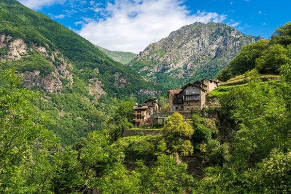 Lys Vadisi 'ndeki Rechantez' in küçük bir köyü. Aosta Vadisi, Kuzey İtalya.