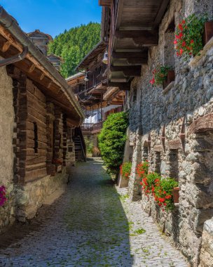 İtalya 'nın Aosta Vadisi, Ayas Vadisi' ndeki güzel Antagnod köyünde Idyllic manzara.