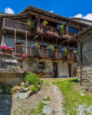 İtalya 'nın Aosta Vadisi, Ayas Vadisi' ndeki güzel Antagnod köyünde Idyllic manzara.