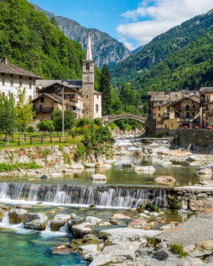 Lys Valley 'deki Fontainemore' un güzel köyü. Aosta Vadisi, Kuzey İtalya.