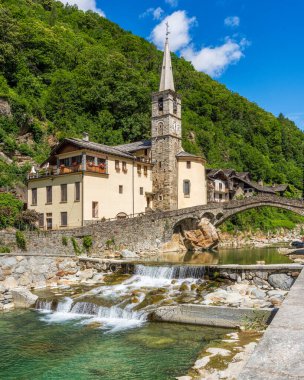 Lys Valley 'deki Fontainemore' un güzel köyü. Aosta Vadisi, Kuzey İtalya.