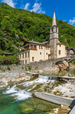 Lys Valley 'deki Fontainemore' un güzel köyü. Aosta Vadisi, Kuzey İtalya.
