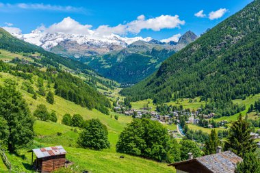 İtalya 'nın Aosta Vadisi, Ayas Vadisi' ndeki güzel Antagnod köyünde Idyllic manzara.