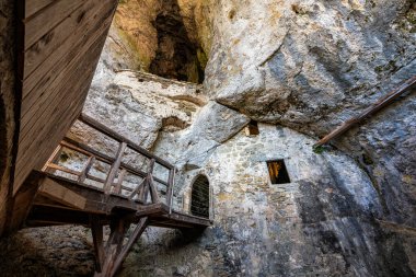 Güzel Predjama Şatosu, Slovenya 'daki ünlü ortaçağ kalesi ve turizm merkezi. Temmuz-21-2025