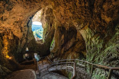 Güzel Predjama Şatosu, Slovenya 'daki ünlü ortaçağ kalesi ve turizm merkezi. Temmuz-21-2025