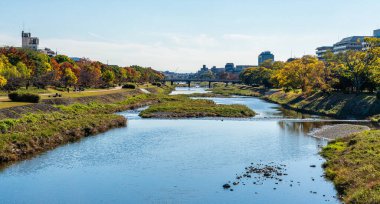 Kyoto 'daki Kamo nehri boyunca sonbahar mevsiminde öğleden sonra manzara, Japonya.