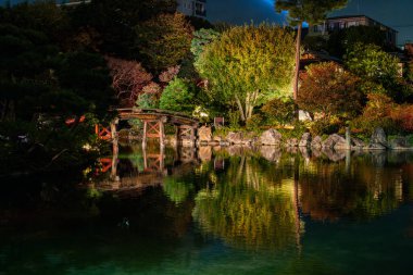 Shosei-en Bahçesi sonbahar sezonunda gece aydınlandı. Kyoto, Japonya.