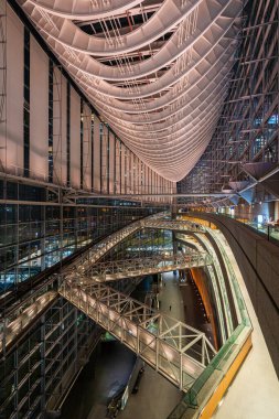 Meşhur Tokyo Uluslararası Forumu akşam aydınlandı. Ginza, Tokyo, Japonya.