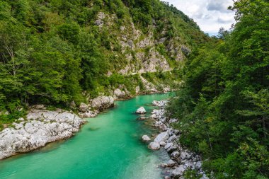Slovenya 'daki Isonzo (Soca) nehri boyunca manzaralı.