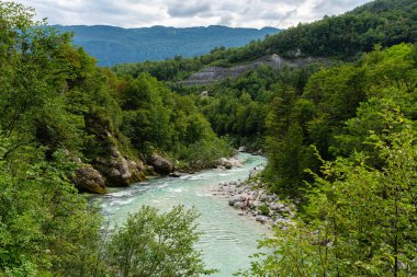 Slovenya 'daki Isonzo (Soca) nehri boyunca manzaralı.