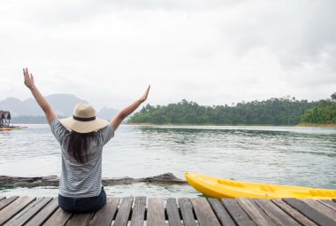 Dikiz geri kalanı deniz kenarında olan genç bayan