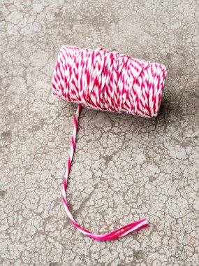 Roll bir kırmızı ve beyaz ip