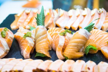 somon balığı sos ve bitkisel.