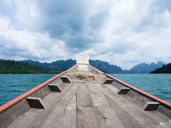 Bateau sur le lac vert au barrage de Ratchaprapa, parc national Khaosok, T — Photo