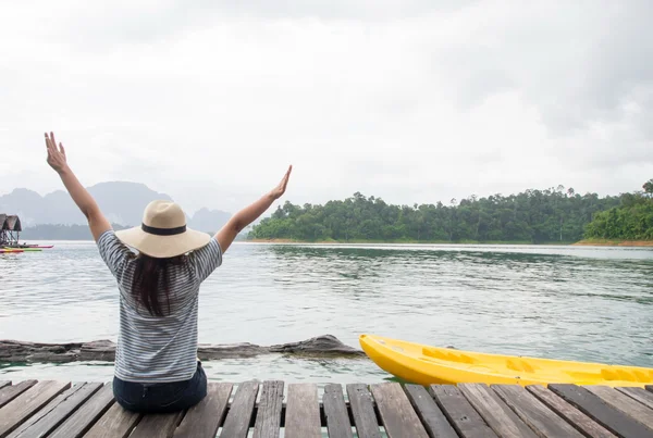 Dikiz geri kalanı deniz kenarında olan genç bayan
