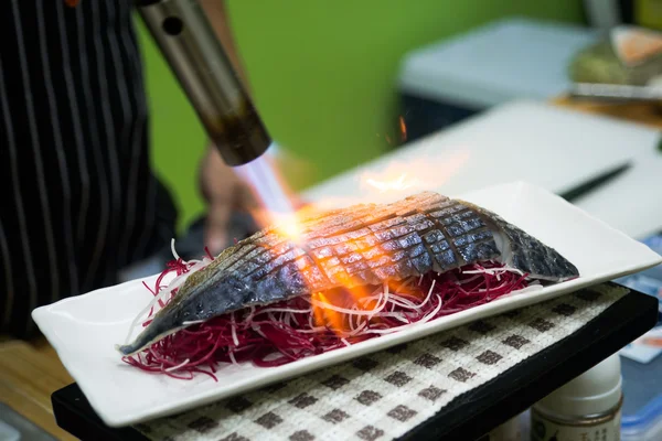 Bir meşale kullanarak sushi chef. — Stok fotoğraf