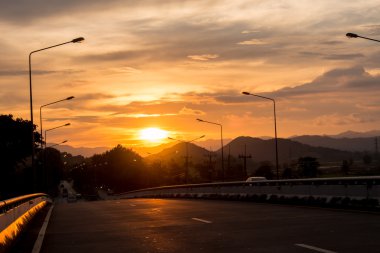 yol üzerinde kırmızı günbatımı
