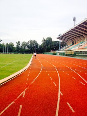 Genç kadın bir koşu parkuru üzerinde çalışan
