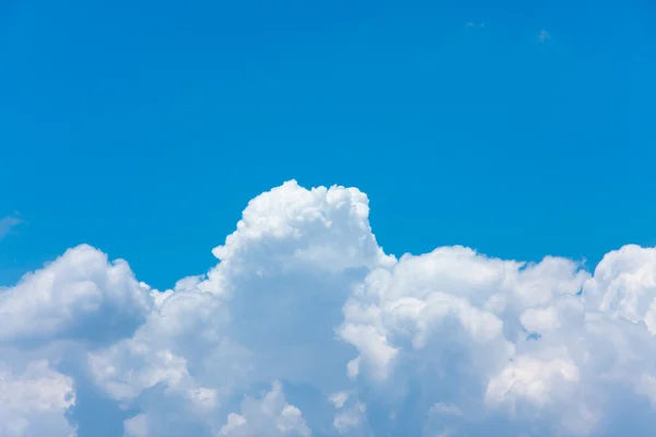 Nuvens e céu azul — Fotografia de Stock