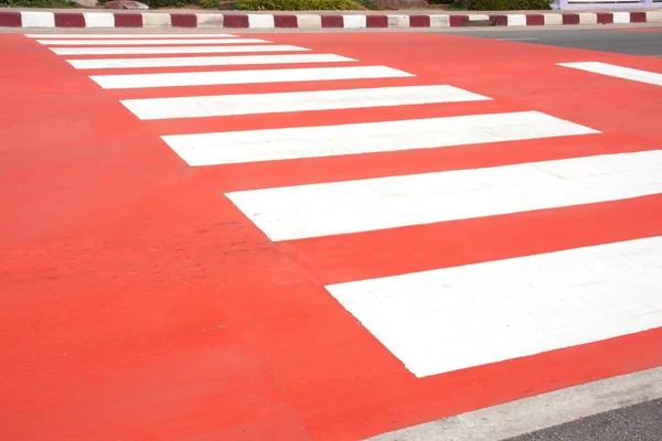 Czerwona zebra crossing — Zdjęcie stockowe