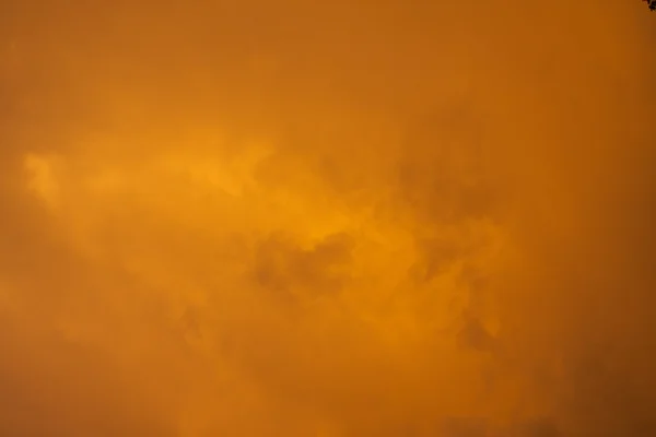 Céu castanho e nuvens — Fotografia de Stock