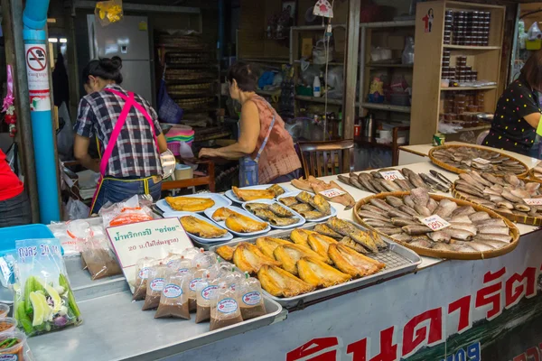 Vendedores están vendiendo algo de comida en el mercado flotante de Don Wai — Foto de Stock