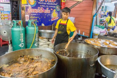 Ördek tencerede sıcak paslanmaz Satılık hazır yemek sos sos ihtiva eder