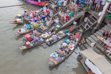 Yüzen Pazar akşamları Amphawa