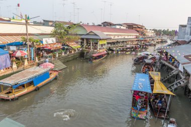 Yüzen Pazar akşamları Amphawa