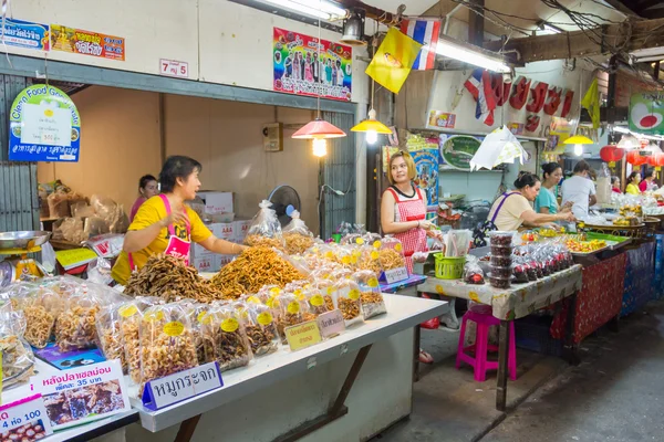 Vendedores están vendiendo algo de comida en el mercado flotante de Don Wai — Foto de Stock