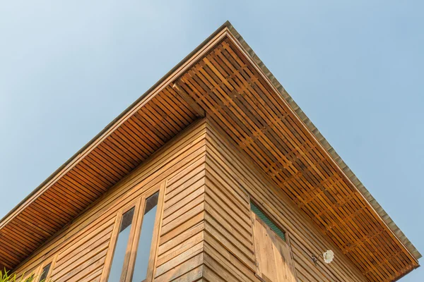 Oud bruin houten huis — Stockfoto