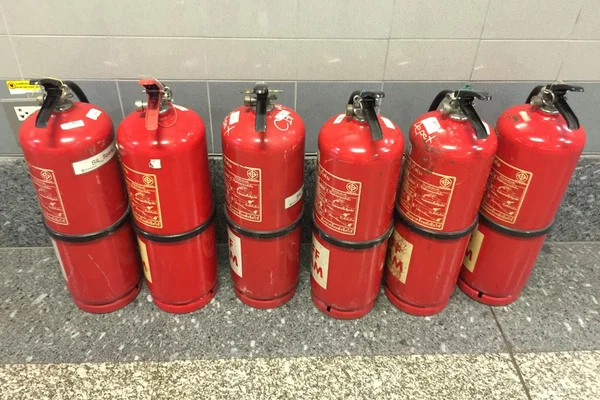 Brandsläckare på golvet — Stockfoto