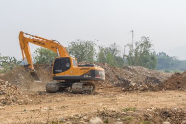 Hafriyat çalışan bir büyük Ekskavatör