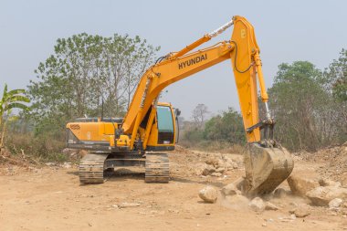  Hafriyat çalışan bir büyük Ekskavatör