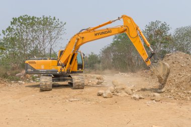 Hafriyat çalışan bir büyük Ekskavatör