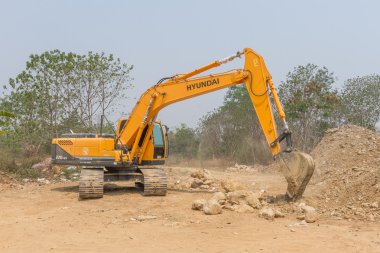  Hafriyat çalışan bir büyük Ekskavatör