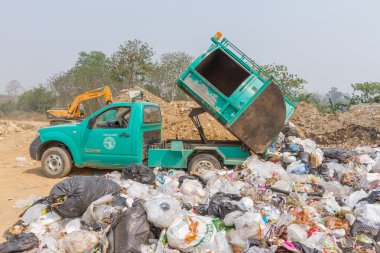 Çöp kamyonu çöp bertaraf gölet