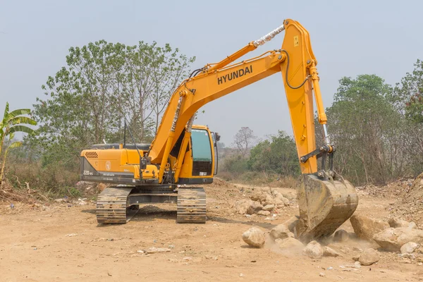  Hafriyat çalışan bir büyük Ekskavatör