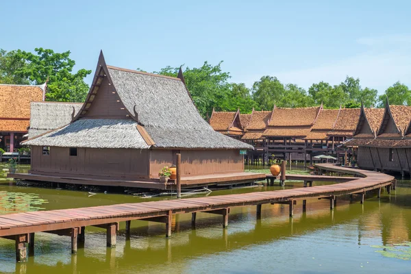 Дом из дерева в тайском стиле рядом с рекой — стоковое фото