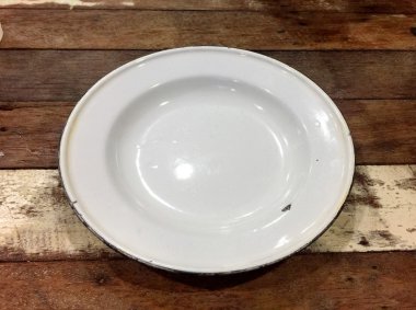 Boş disk üzerinde ahşap masa