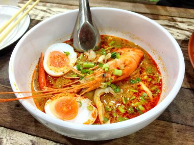 Tom Yum Goong baharatlı çorba geleneksel Tay gıda mutfağı