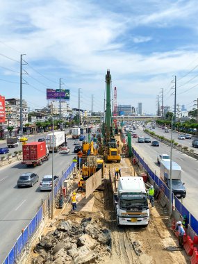 Bangkok Tayland - 22 Ekim 2020: Bangkok 'taki Rama II karayolu yakınlarındaki inşaat projelerinde inşaat işçileri çalışıyor