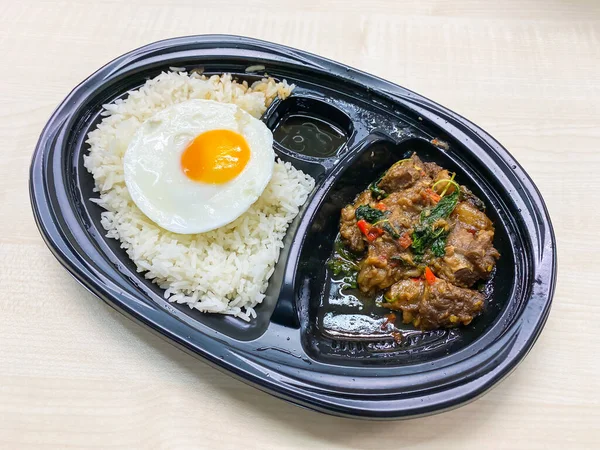 Arroz Cubierto Con Carne Res Salteada Albahaca Con Huevo Frito — Foto de Stock