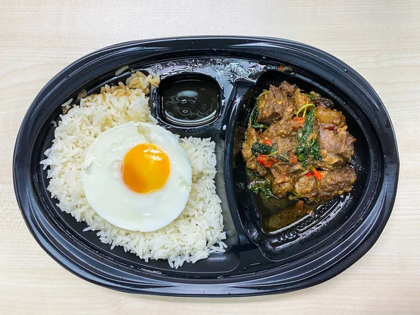 Arroz Cubierto Con Carne Res Salteada Albahaca Con Huevo Frito — Foto de Stock