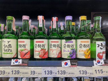 Bangkok Tayland - 26 Ekim 2020: Soju 'nun birçok çeşnisi süpermarkette satılık, Soju geleneksel Kore içeceğidir.