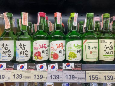 Bangkok Tayland - 26 Ekim 2020: Soju 'nun birçok çeşnisi süpermarkette satılık, Soju geleneksel Kore içeceğidir.