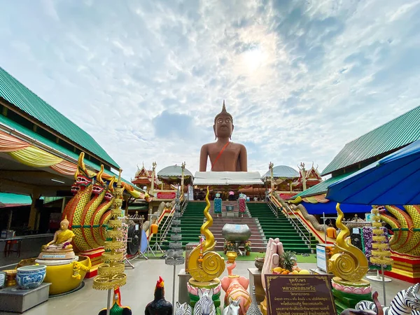 ナコンパトム 2020年10月27日 ワット クラン プラ寺院の陶製タイルで作られた巨大な仏像 — ストック写真