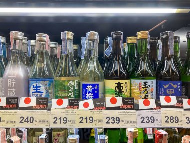 Bangkok Tayland - 2 Kasım 2020: Merkez Bangna 'daki Tops süpermarketinde rafta satılık bir sürü Japon soju şişesi