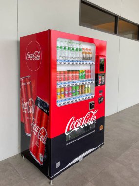 Bangkok Tayland - 7 Kasım 2020: Coca-Cola otomatiği insanlar için kasık parkından meşrubat satın alıyor 